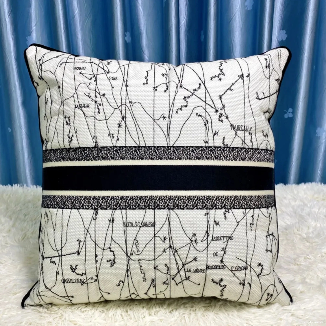 MOTIF CHRISTIAN PILLOW BLACK WORLD 0817